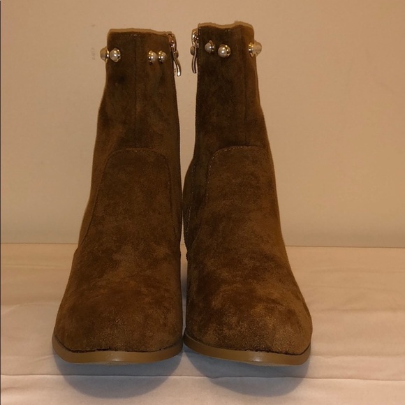 LAST ONE!! New Women's Pearl Embellished Heeled Boots Size 10 - Picture 3 of 11